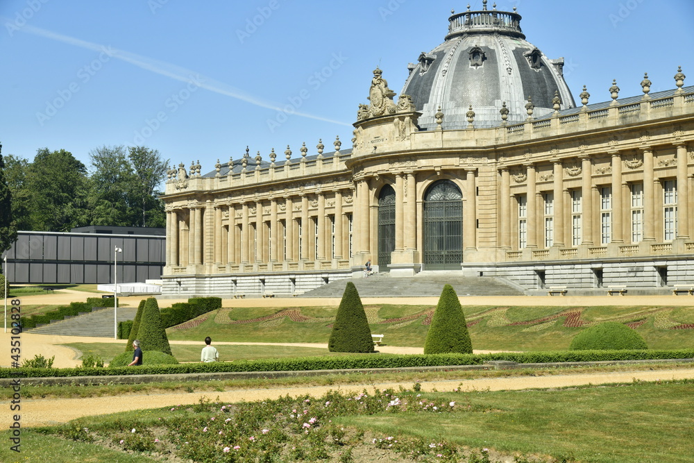 Obraz premium Le Jardin Français avec ses allées ,pelouses et haies parfois en cone devant l'imposant Musée National de l'Afrique Centrale au parc de Tervuren à l'est de Bruxelles 