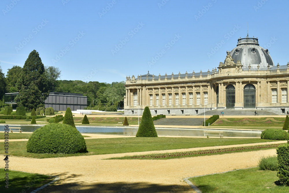 Obraz premium Le Jardin Français avec ses allées ,pelouses et haies parfois en cone devant l'imposant Musée National de l'Afrique Centrale au parc de Tervuren à l'est de Bruxelles 