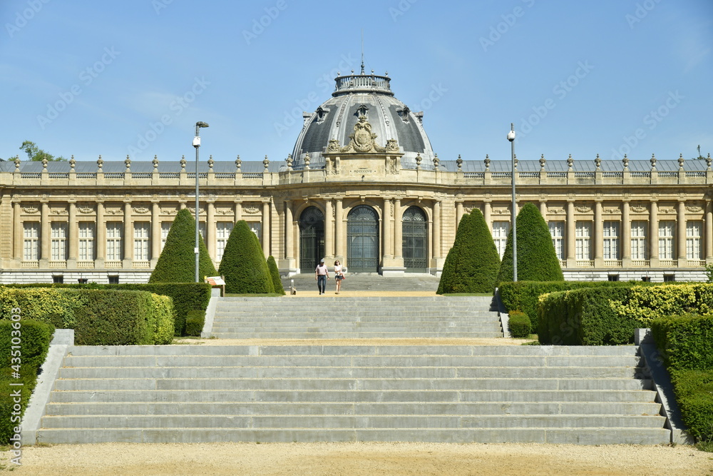 Fototapeta premium L'escalier en plusieurs volées en pierres bleues traversant le jardin français vers l'imposant Musée National de l'Afrique Centrale au parc de Tervuren 