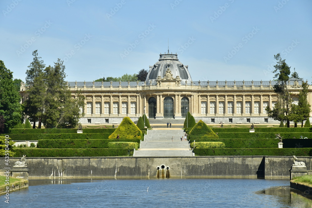 L'imposant Musée National de l'Afrique Centrale avec son Jardin Français et sa grande pièce d'eau dans un cadre majestueux du parc de Tervuren à l'est de Bruxelles 