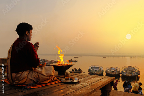 Fototapet An Unidentified Hindu Brahman monk meditates on the ghat stairs of holy Ganges r