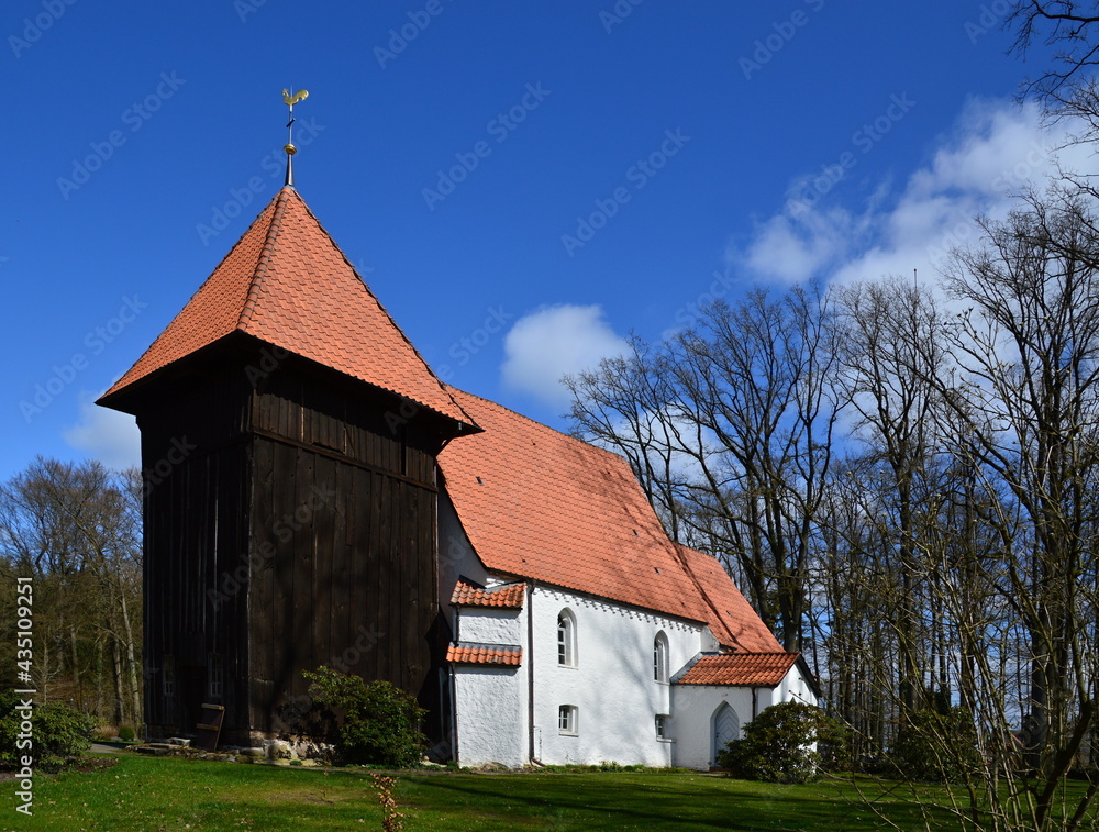Historische Kirche im Dorf Meinerdingen im Frühling, Niedersachsen Historische Kirche im Dorf Meinerdingen im Frühling, Niedersachsen