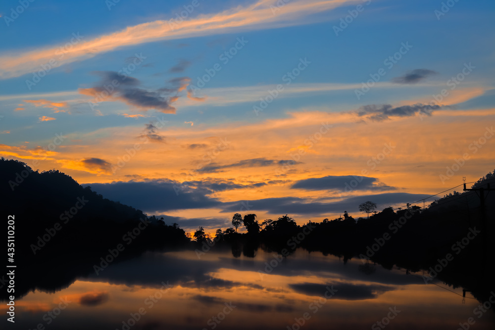 Obraz premium sunset over the lake