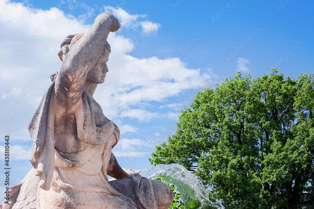 Ταπετσαρία Renaissance sculptures at the fountain in the park on a summer sunny day
