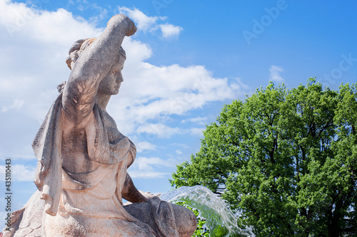 Photos Renaissance sculptures at the fountain in the park on a summer sunny day