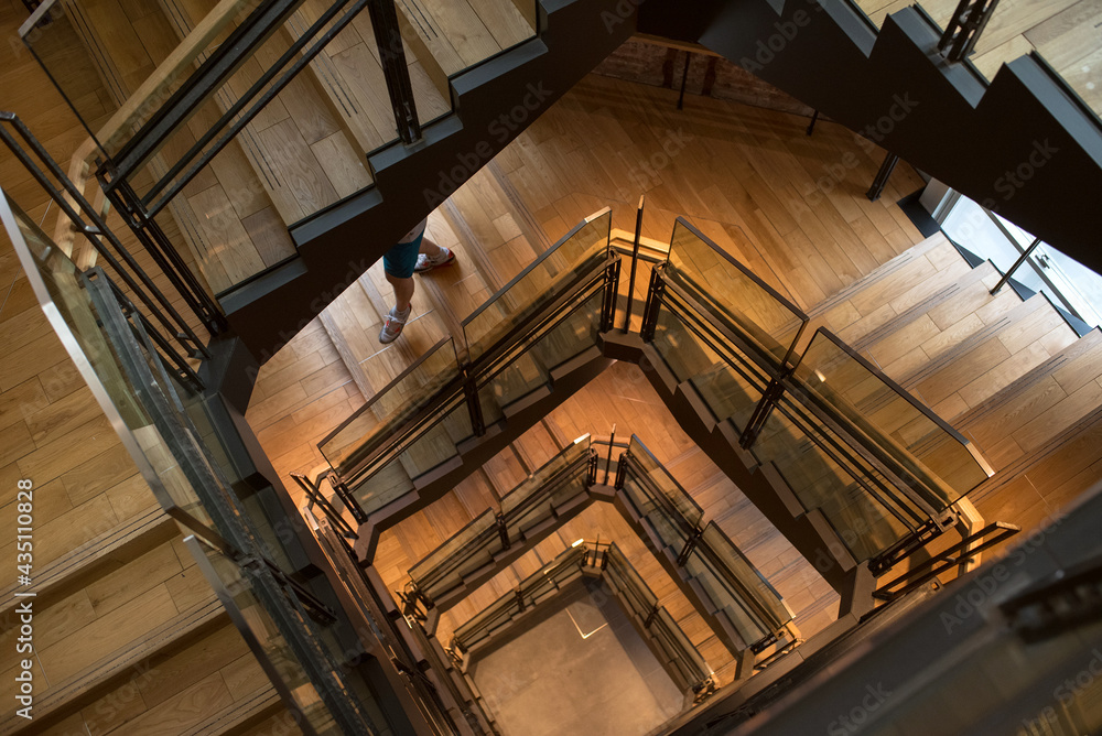 Obraz premium Wooden spiral staircase from above 俯瞰で見た木製の螺旋階段