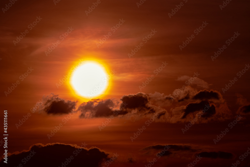 Sonnenunterrgang hinter Wolkengebilden