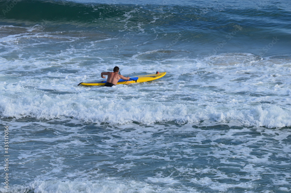 Surfista en el mediterráneo