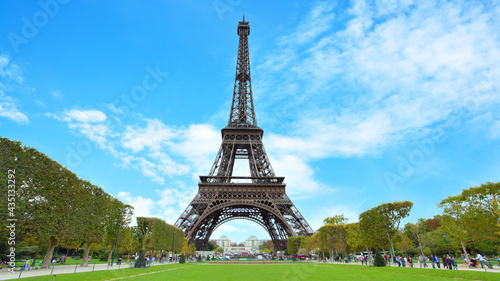 Eiffel Tower in Paris © Roman Sigaev