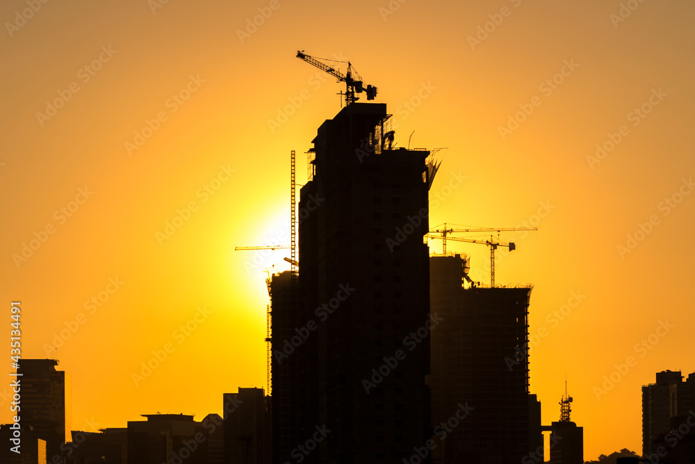 guindastes em construção de torres guindastes em construção de torres