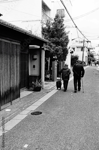 宿場町風景　枚方宿を歩く老夫婦 photo