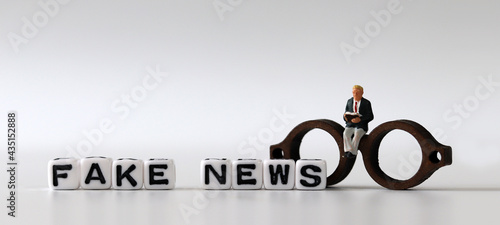 Foto White dice and 'FAKE NEWS' with News, solution and business concepts on white background