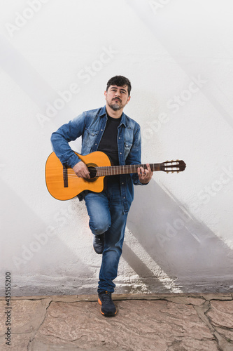 Joven trovador y cantante con su guitarra