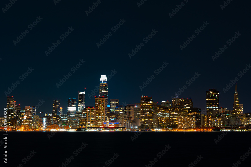 Fototapeta premium San Francisco Cityscape - Beautiful lights 