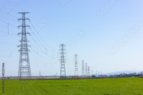 農地に立つ送電鉄塔