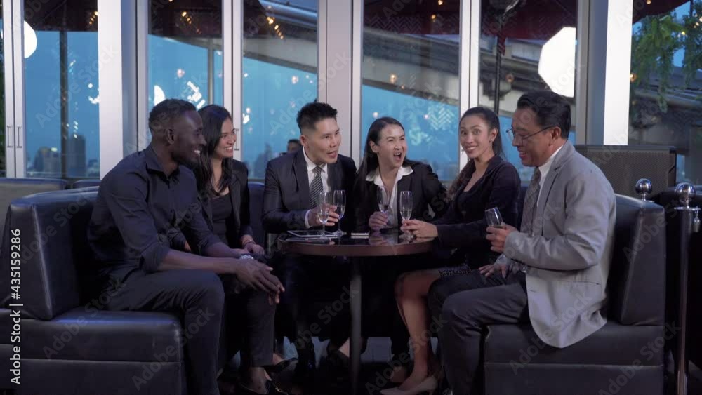 The business team is celebrating achieving goals in the lounge and having fun chatting.
The business team is celebrating achieving goals in the lounge and having fun chatting.