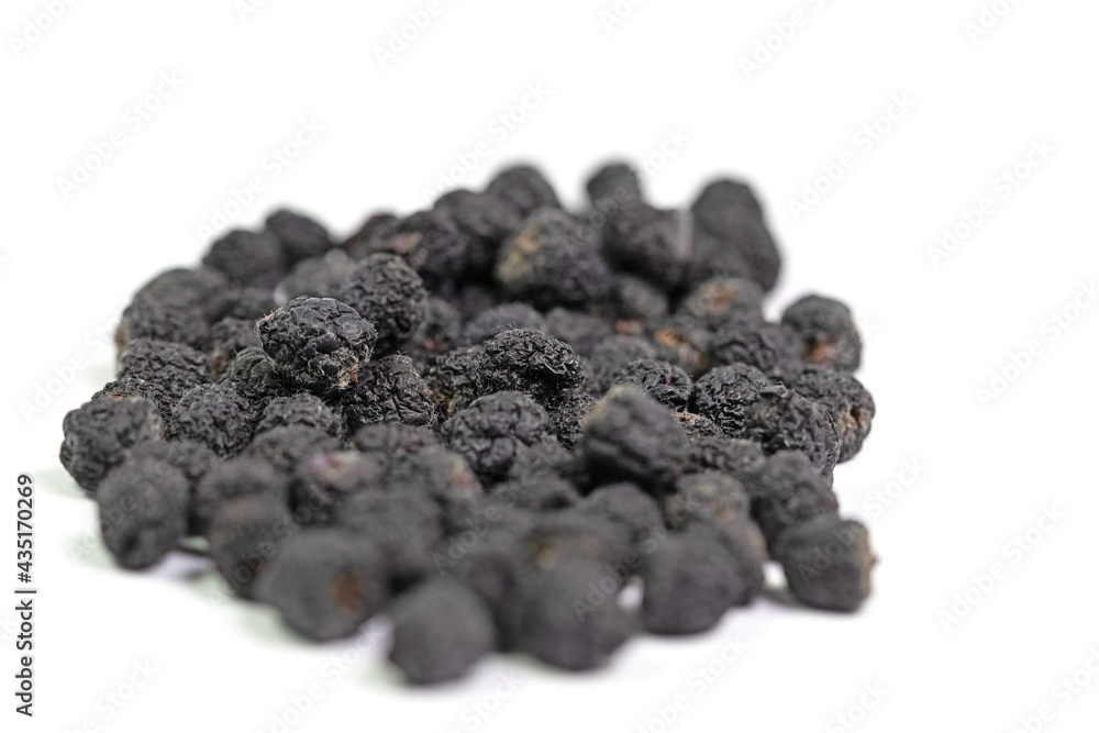 Getrocknete Aroniabeeren vor weißem Hintergrund Getrocknete Aroniabeeren vor weißem Hintergrund