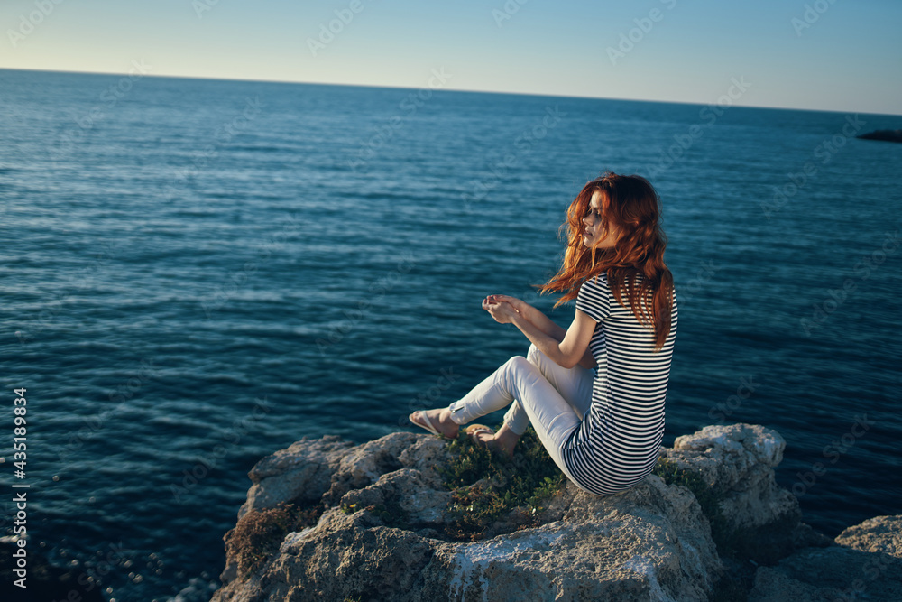 Naklejka premium traveler on the beach in the mountains blue sea and clouds top view