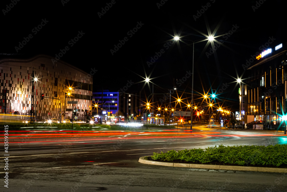 Widok na jedną z krakowskich ulic nocą