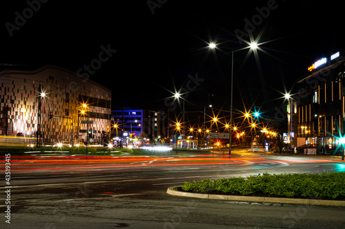 Widok na jedną z krakowskich ulic nocą © Wojciech