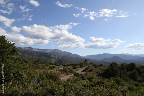 Montañas y camino, Patagonia.  © Andres Pasman 