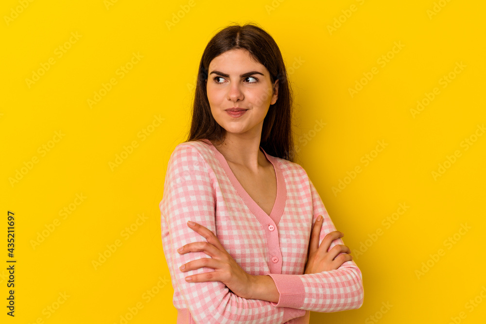 Obraz premium Young caucasian woman isolated on yellow background dreaming of achieving goals and purposes