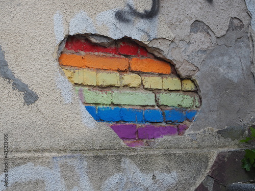Barwna tęcza namalowana na starym murze © Pio Si