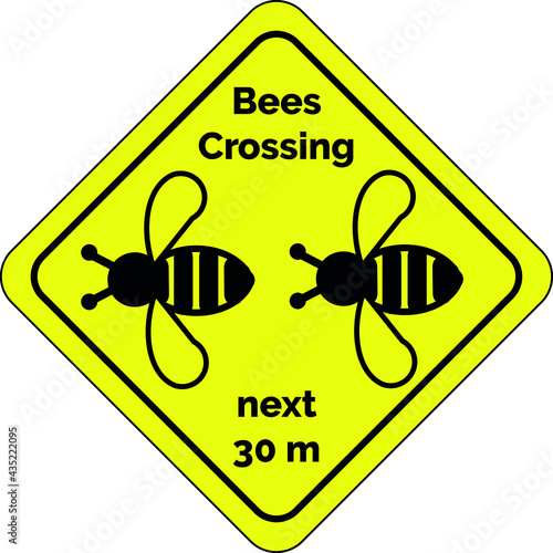 Warnhinweisschild: "Bees Crossing next 30 m." "Achtung , Bienen kreuzen diesen Weg , die nächsten 30 Meter." Gelbes rautenförmiges Schild mit schwarzer Schrift und Insekt-Piktogram . Bee Friendly .