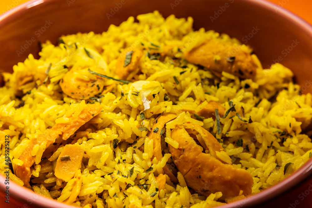 Arroz com pequi, prato típico brasileiro. Detalhe de louça com arroz com pequi. Arroz com pequi, prato típico brasileiro. Detalhe de louça com arroz com pequi.
