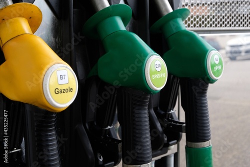 Pistolets automatiques de différents carburants d'une station essence française photo