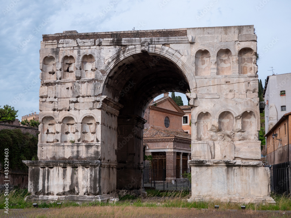 l'antichissimo arco di Giano, con alle spalle la chiesa di San Giorgio al Velabro