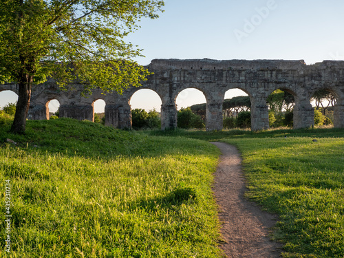 la maestosità dell'antico acquedotto Appio Claudio, oggi luogo in cui si svolge attività sportiva all'aperto