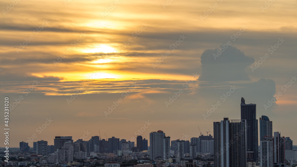 Fototapeta premium panoramic high-angle evening background of the city view,with natural beauty and blurred sunsets in the evening and the wind blowing all the time,showing the distribution of city center accommodation