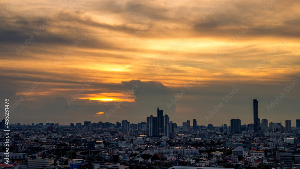 Obraz premium The blurred abstract background of the morning sun exposure to the tiny dust particles that surround the tall buildings in the capital, the long-term health issue of pollution.