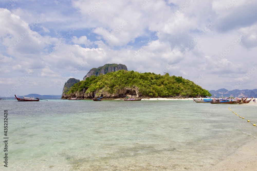 Obraz premium Tropical holiday. Amazing Thailandese beach on Krabi province, Thailand 