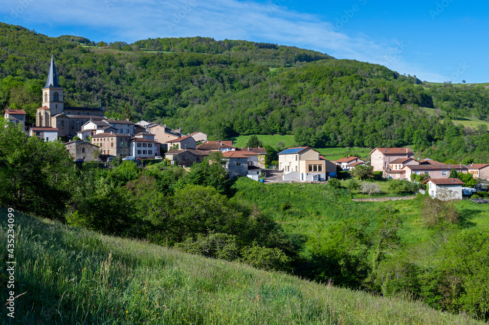 Village de Montromant dans les Monts du Lyonnais en France au printemps