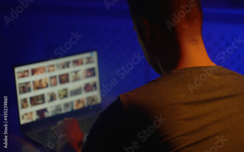 Konstfotografi Man browsing porn site late at night.