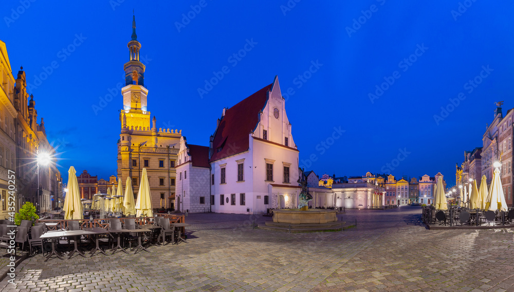 Fototapeta premium Poznan. Old Town Square with famous medieval houses at sunrise.