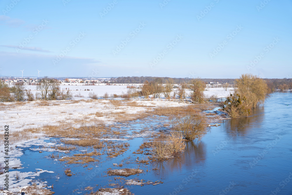 Ufer des Flusses Elbe bei Glindenberg nahe Magdeburg bei Hochwasser im Winter