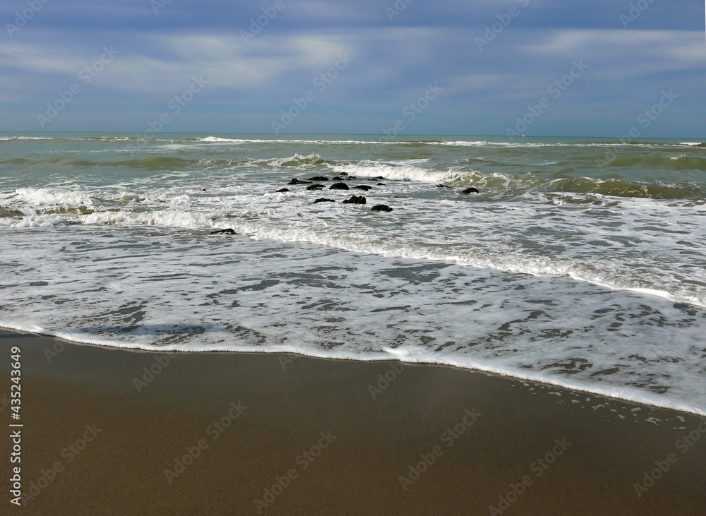 le onde che si infrangono sul bagnasciuga della spiaggia invernale le onde che si infrangono sul bagnasciuga della spiaggia invernale