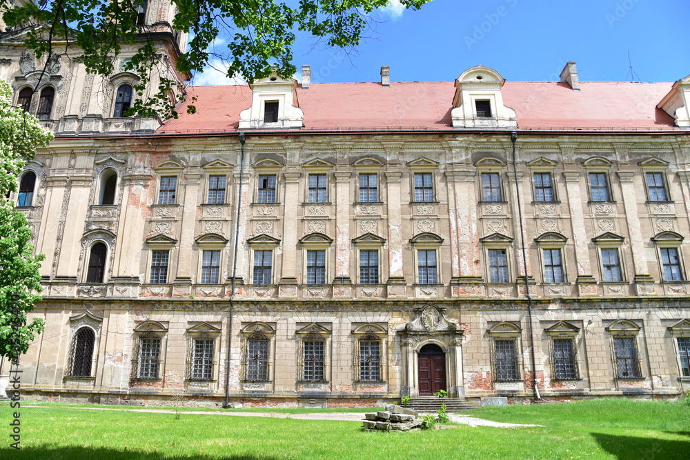 Opactwo Cystersów w Lubiążu – cysterski zespół klasztorny w Lubiążu, jeden z największych zabytków tej klasy w Europie, będący jednocześnie największym opactwem cysterskim na świecie