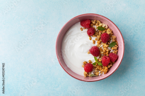 Foto Greek yogurt with raspberries and granola