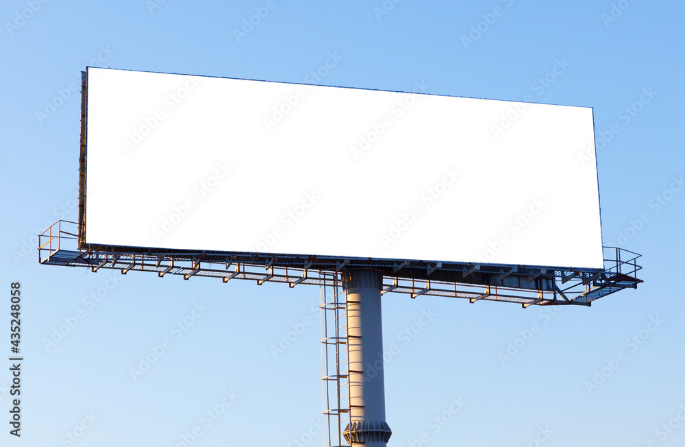 Obraz premium Big horizontal blank billboard on the blue sky background, mock up