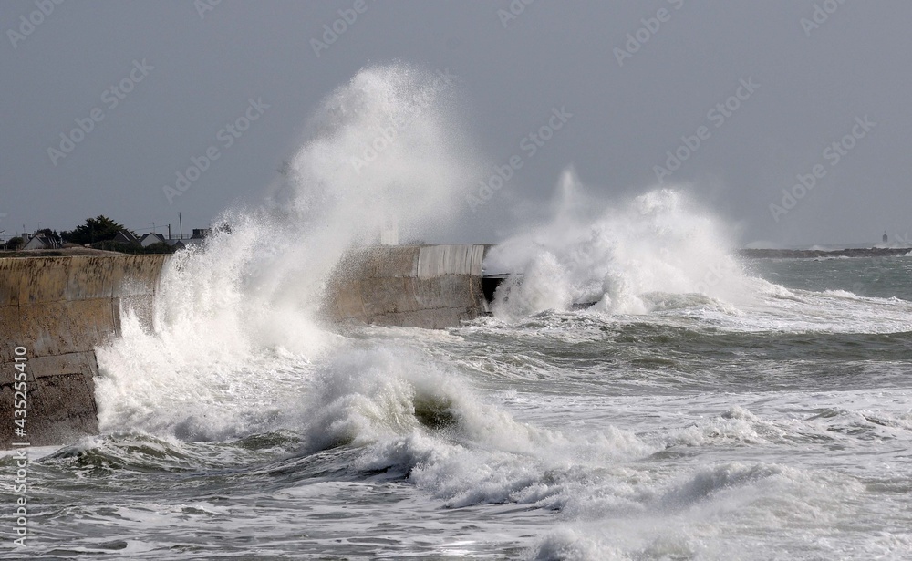 Naklejka premium Les vagues à Lesconil en pays bigouden en Bretagne Finistère France