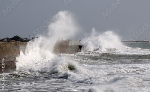 Les vagues à Lesconil en pays bigouden en Bretagne Finistère France
