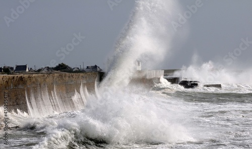 Les vagues à Lesconil en pays bigouden en Bretagne Finistère France