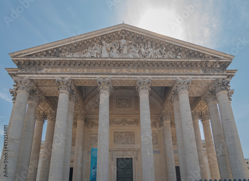 Vue des colonnes de l'entrée du Panthéon, Paris, France.