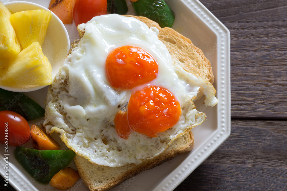 Fototapeta premium 目玉焼きとトーストの朝食プレート