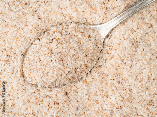 Billede på lærred top view of silver teaspoon in Psyllium husk