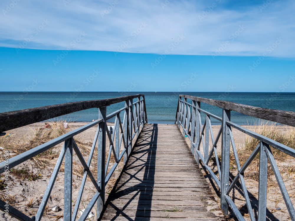 Brücke zum Strand an der Ostsee in Deutschland